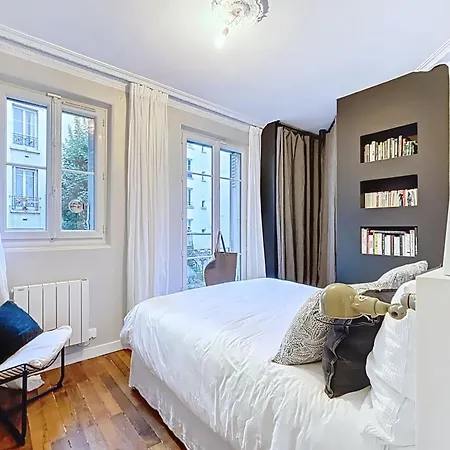 Designer Near Sacre-coeur דירה